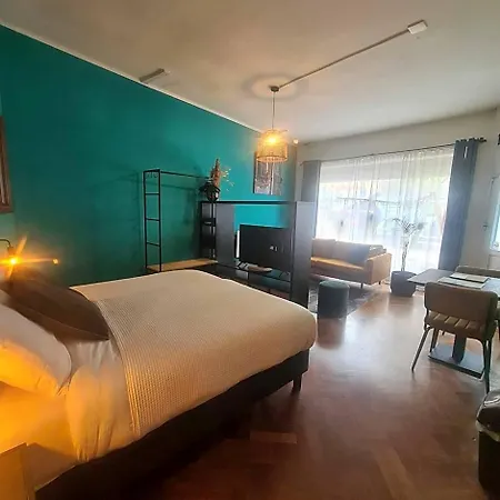 Hotel Feel At - *
